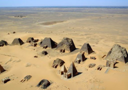 Vue aérienne aux pyramides de Nubie, Méroé