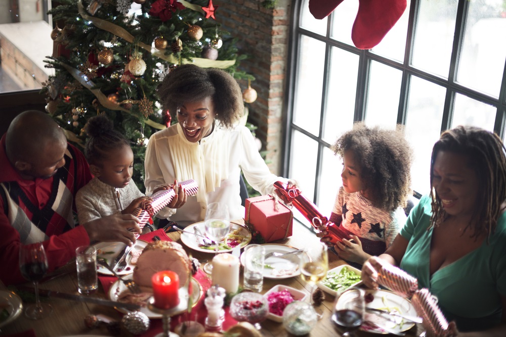 Семья за праздничным столом. Семья за праздничным столом фото. British Christmas Family.